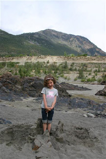 Tessa met haar zandkasteel aan de Fraser River