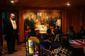 Een schoolklas krijgt les in het ontstaan van Britisch Colombia in deze kamer bekrachtigd.