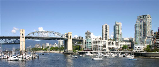 Uitzicht vanaf Granville Island op downtown Vancouver