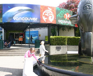 Tessa aan de ingang van het Vancouver Aquarium